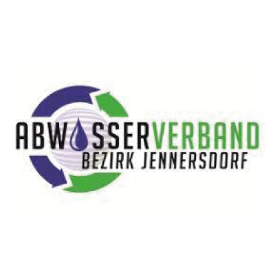 Logo des Abwasserverbands Bezirk Jennersdorf mit blauem, grünem und schwarzem Design und einem Wassertropfen-Symbol.
