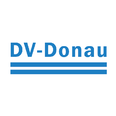Logo von DV-Donau in blauer Schrift, darunter drei horizontale blaue Linien auf weißem Hintergrund.