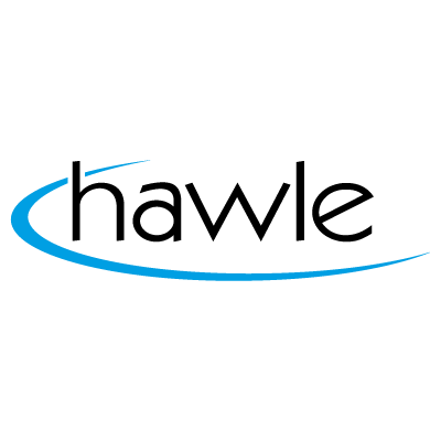 Ein einfaches Logo mit einem blauen, geschwungenen Strich auf schwarzem Hintergrund.