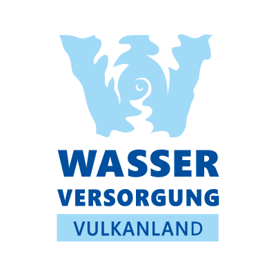 Logo der Wasserversorgung Vulkanland: Stilisiertes "W" in Blau, mit dem Schriftzug "WASSER VERSORGUNG VULKANLAND" darunter.
