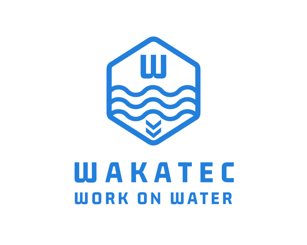 Logo von WAKATEC: Sechseckige Form mit stilisierten Wellen und dem Schriftzug „WORK ON WATER“ in blauer Schrift.